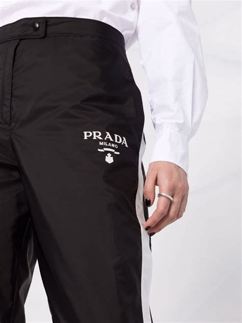 pantaloni prada.